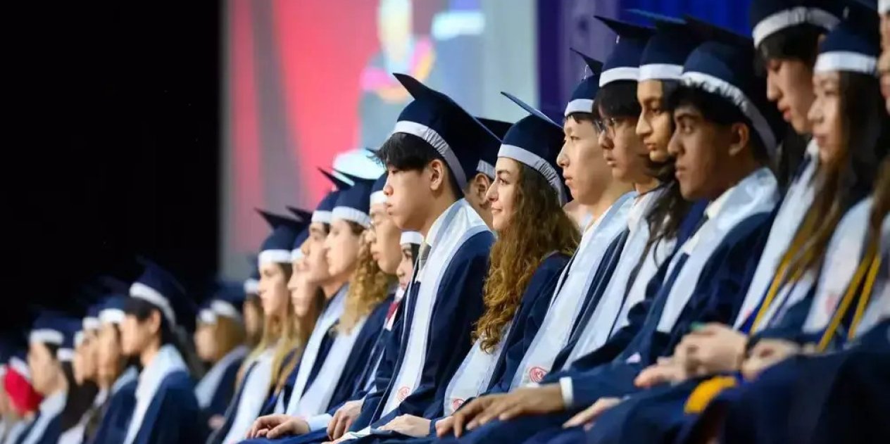 SAIS-Graduation-2024-5806_1004x771
