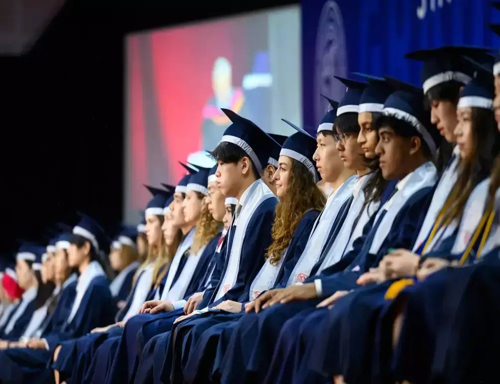 SAIS-Graduation-2024-5806_1004x771